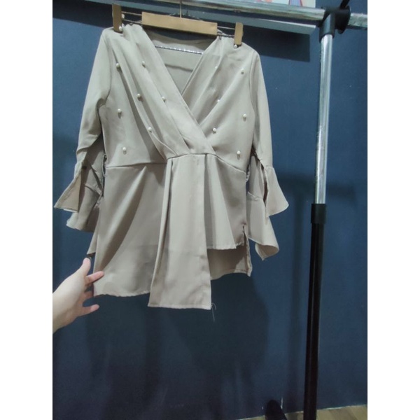V neck Top peplum krem pearl kerah kimono