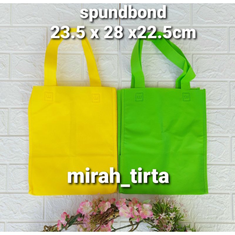 

Tas spund bond . spunbond . tas kain 23.5x28x22.5cm . tas hantaran. tas kotak kue