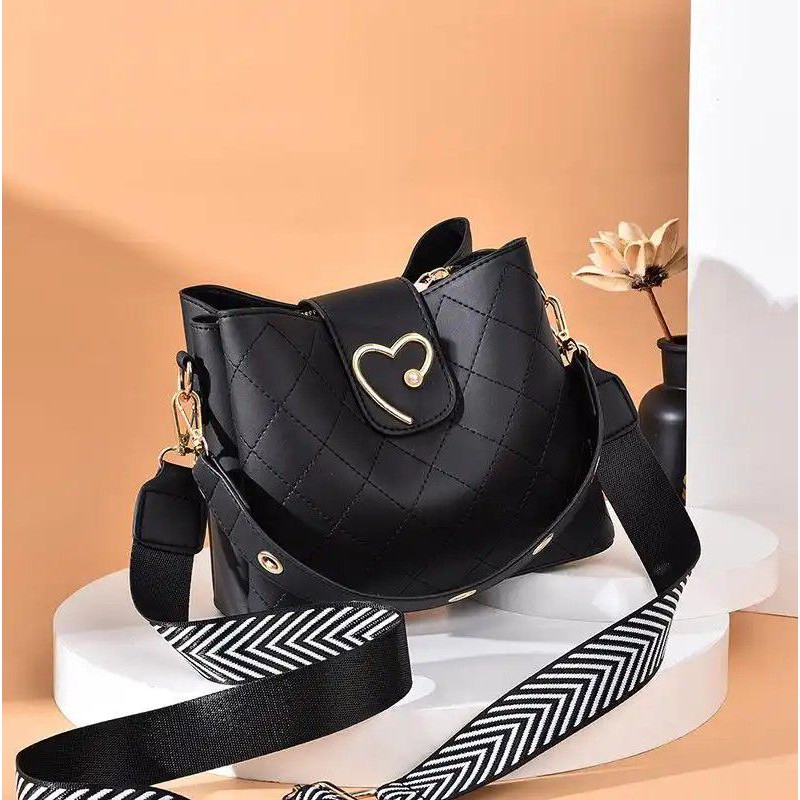 

Kode: ELJ 5457IDR : 133 rbBahan : Kulit PUukuran: 19 x 22 x 11 cm