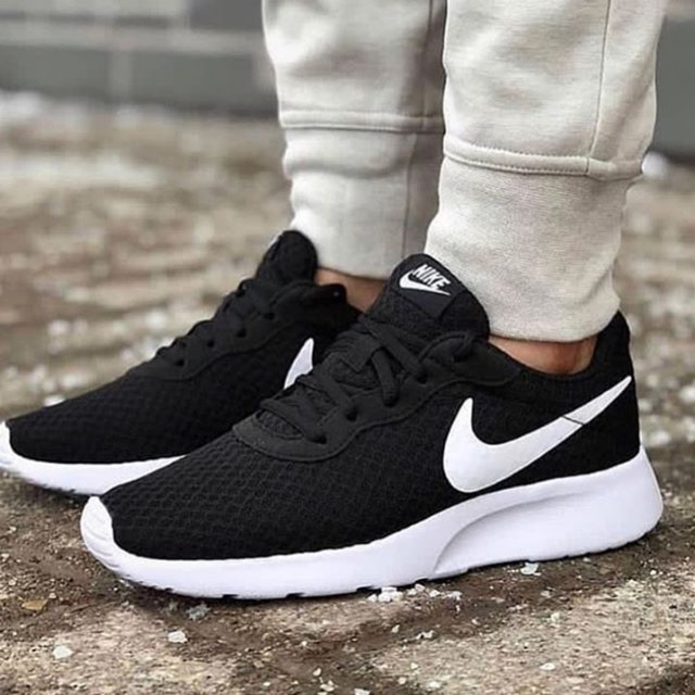 nike tanjun black white original