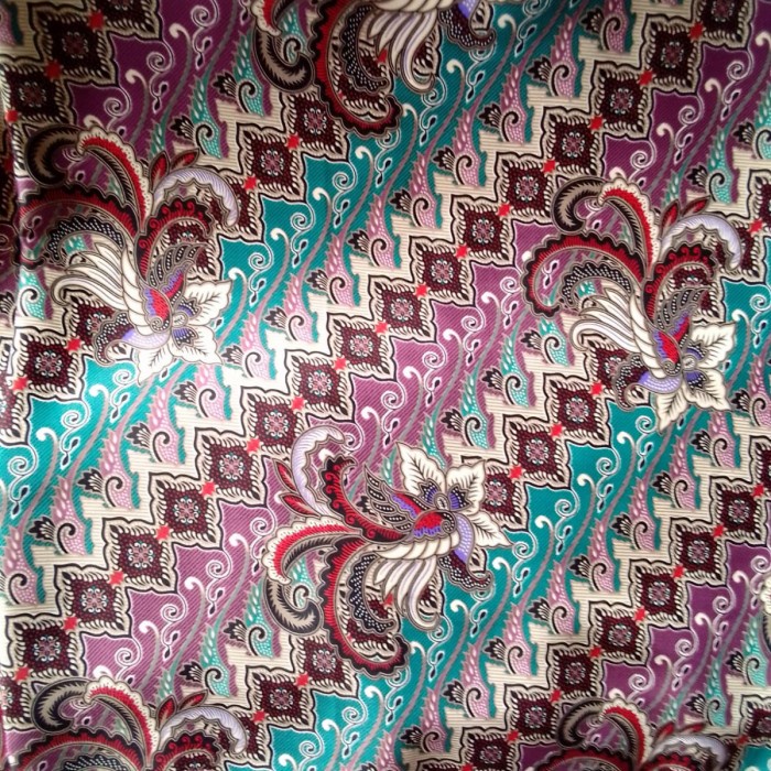 Kain Batik Sutra MAHARAJA Merah Hijau Putih Monokrom Monochrome -50cm