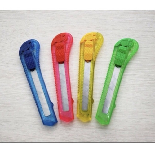 

CUTTER BESAR - KECIL PLASTIK WARNA BENING TRANSPARAN