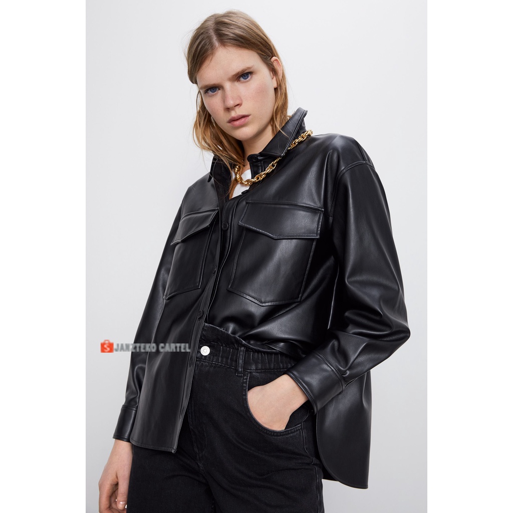 JNK x DYWNE - Kemeja Semi Kulit Sintetis Wanita Lengan Panjang Saku Pocket Bahan Faux Synthetic Leather Shirt Premium Original Cewek Remaja Dewasa Anak Muda Kekinian Atasan Outerwear Perempuan Casual Kerja Kantor Formal Women Girls Korea Style KPOP Santai