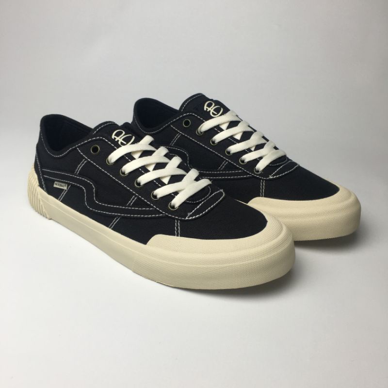 Patrobas Equip Black White Low