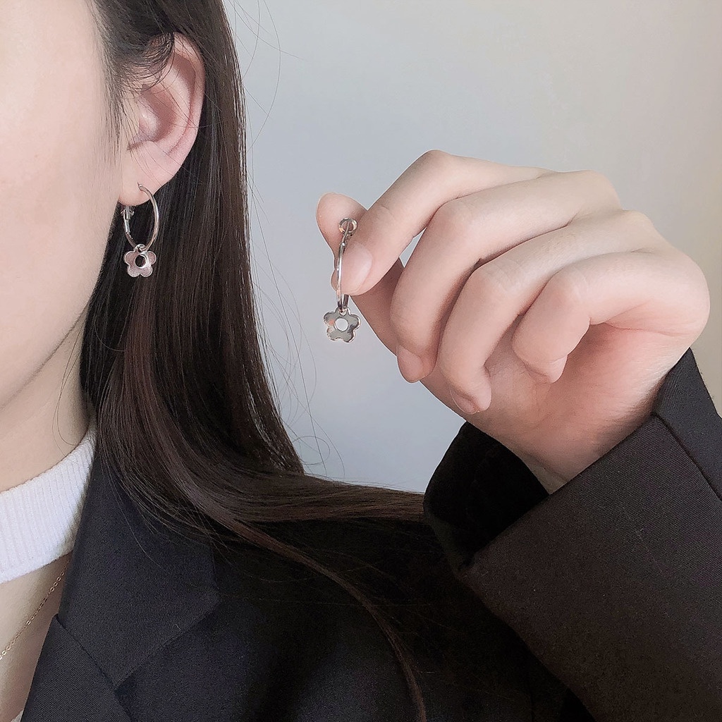 Anting Tusuk Motif Bunga Simple Ala Korea Bahan Metal Warna Silver Untuk Wanita