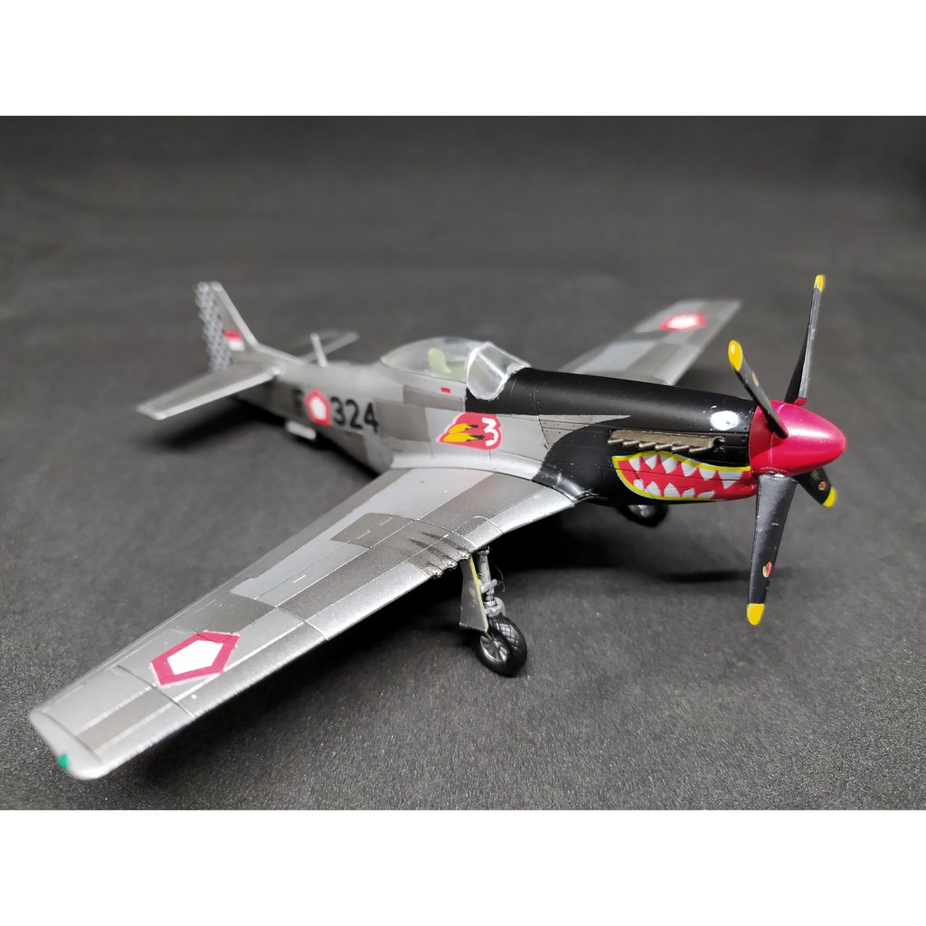 Miniatur Pesawat Tempur Perang Dunia II P-51 Mustang Cocor Merah AURI TNI AU Indonesia Skala 72