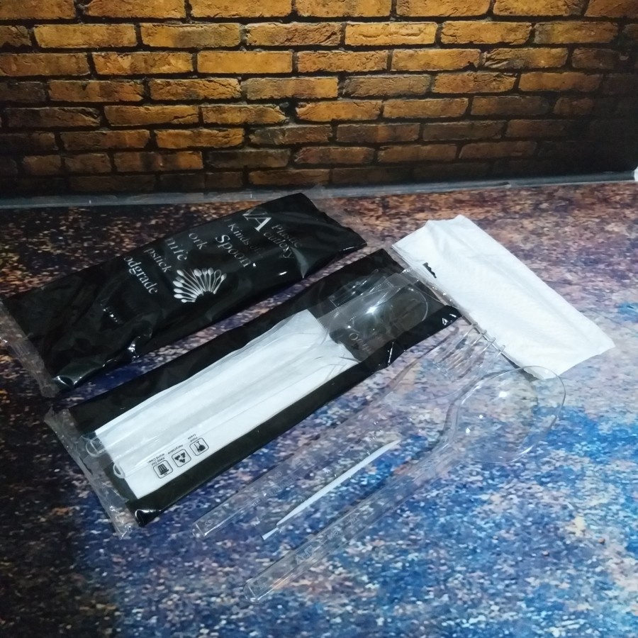 1 paket isi sendok/garpu/tusuk gigi/tissue
