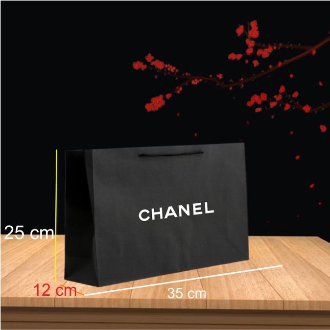 

PAPERBAG HITAM CHANEL SIZE 35 X 12 X 25 ( P x L X T )