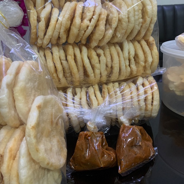 

Kerupuk sambel berasa banget ikan nya di panggang pakai pasir