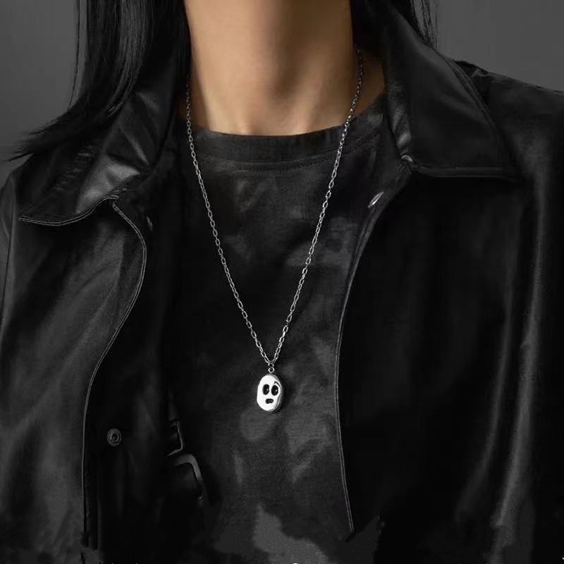 Kalung Rantai Dengan Liontin Hantu Warna Hitam Untuk Wanita