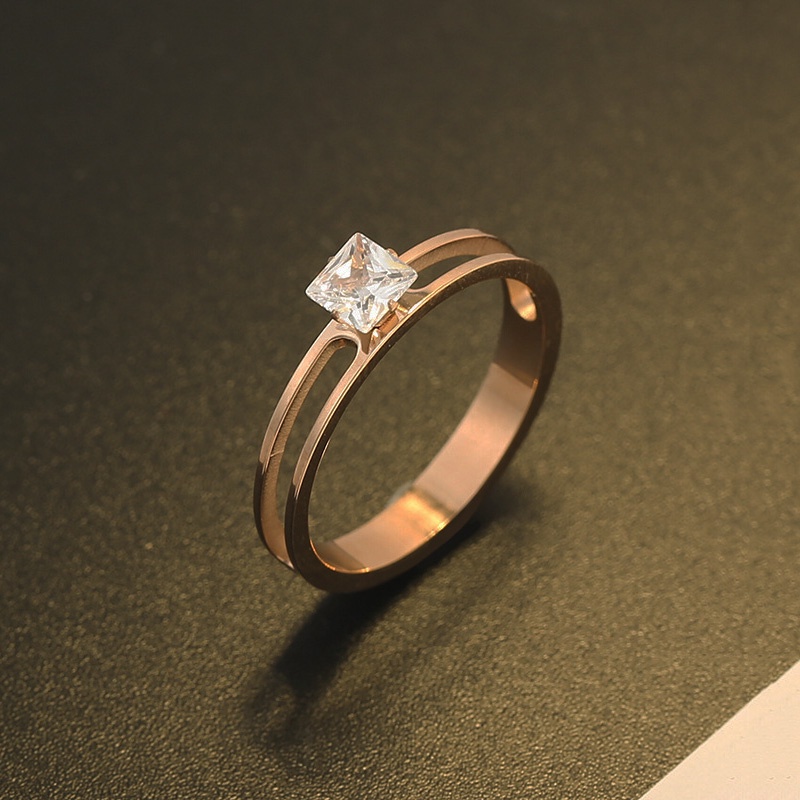 Cincin Berlian Kristal Persegi Bahan Titanium Steel Warna Rose Gold Untuk Wanita