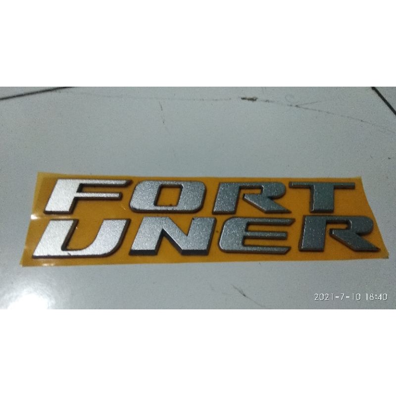 Emblem mobil FORTUNER