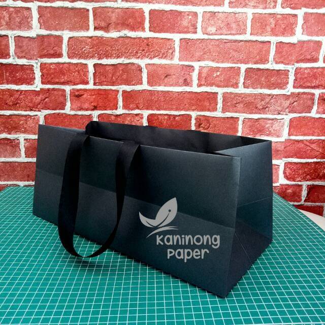 

Paper Bag Besar Hitam Fancy / Kantong Kertas Hitam / Goodie Bag Hitam / Tas Kertas Hitam - 39X15X15