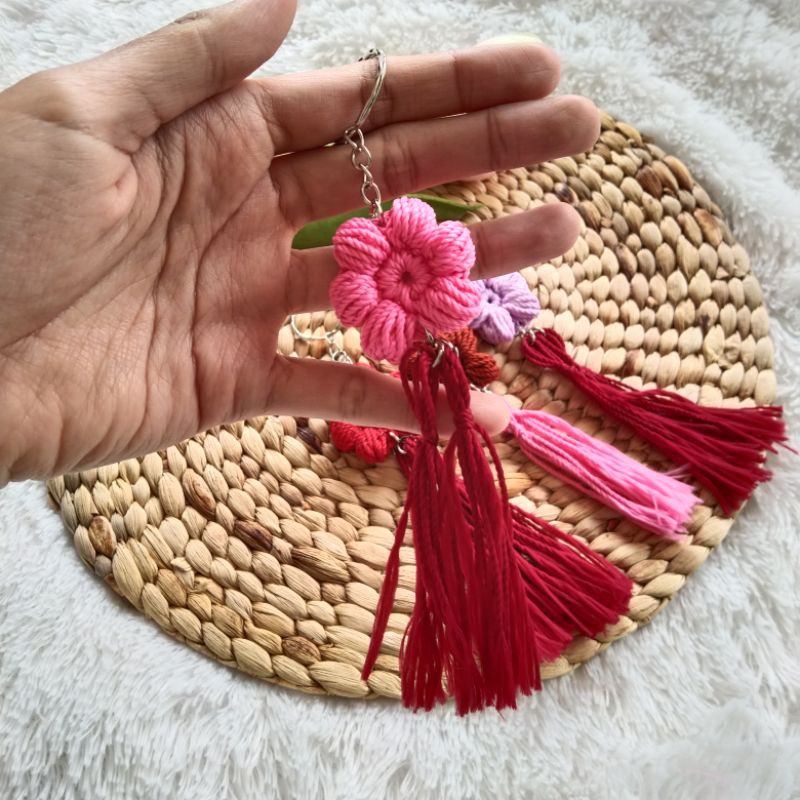 gantungan kunci rajutan lucu / ganci rajut bunga tessel / suvenir pernikahan / rajutan unik
