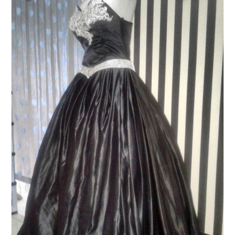 Wedding dress eropa hitam