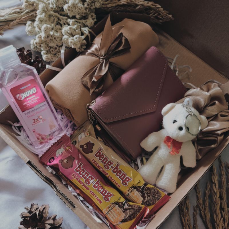 Giftbox Hijab Square Snack Dompet Kado Untuk Cewek Ulangtahun/Wisuda Kado Natal