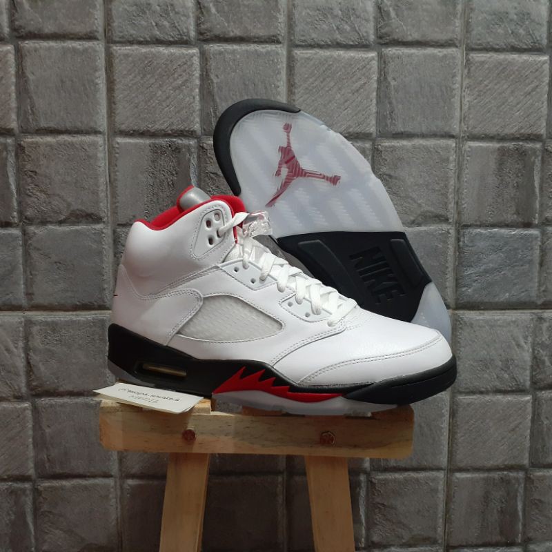 Jordan 5 Retro OG Fire Red sz 10.5us 44.5