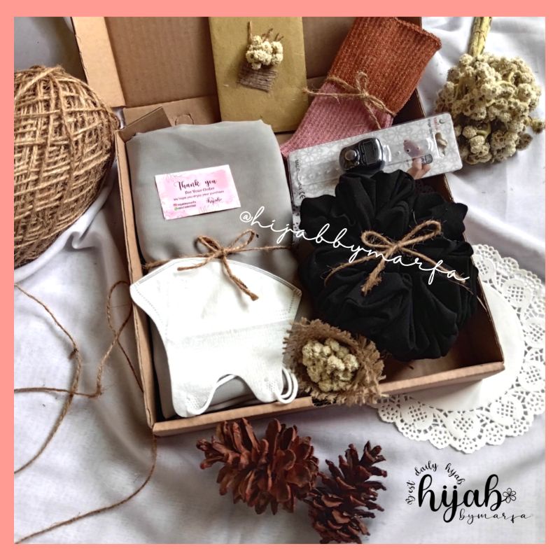 

Hampers Gift Box Kado Graduation Gift Hijab Termurah