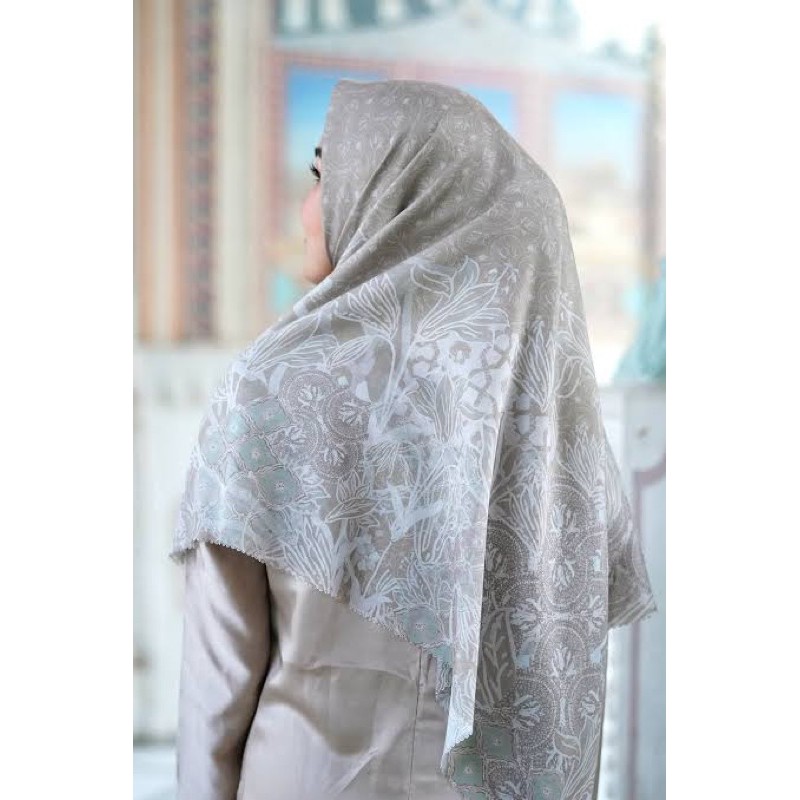 Buttonscarves Maharani Series Navy dan Khaki