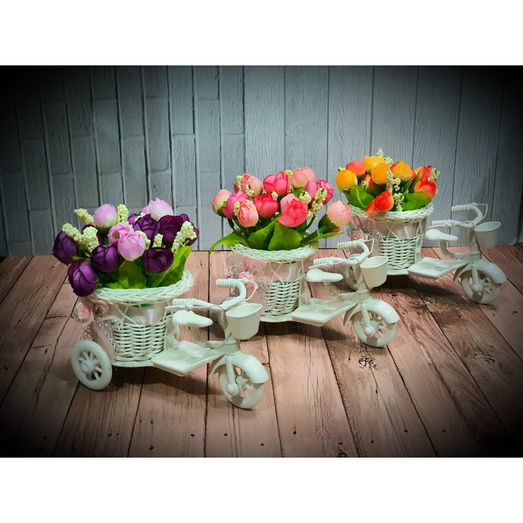 Bunga Pajangan Artifisial Pot Sepeda Dominasi Bunga Merah Muda