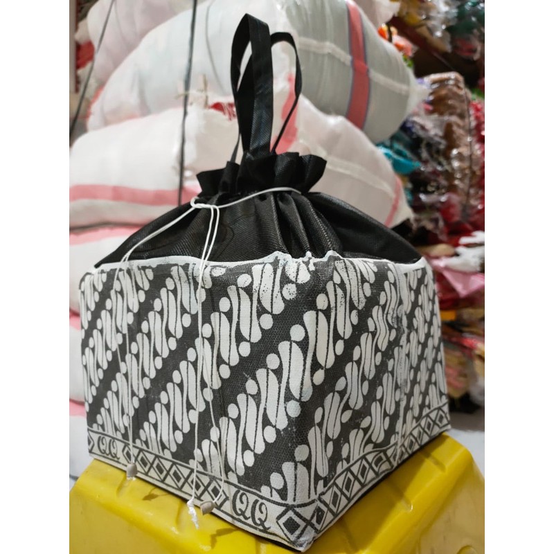 HARGA LUSIN ISI 12 BIJI-TAS HAJATAN SERUT SIZE 22 x22 BATIK PUTIH