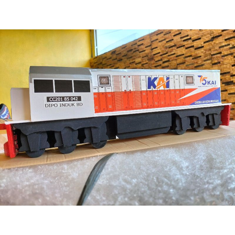 miniatur lokomotif Cc201-Miniatur Kereta Api Kayu Surabaya