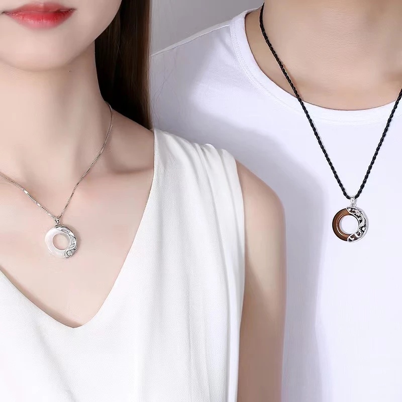 2pcs / Set Kalung Batu Giok Imitasi Bentuk Bulat Desain Naga Phoenix Hitam Putih Untuk Unisex