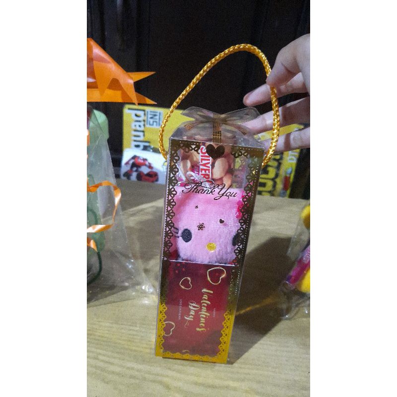 

coklat dan boneka