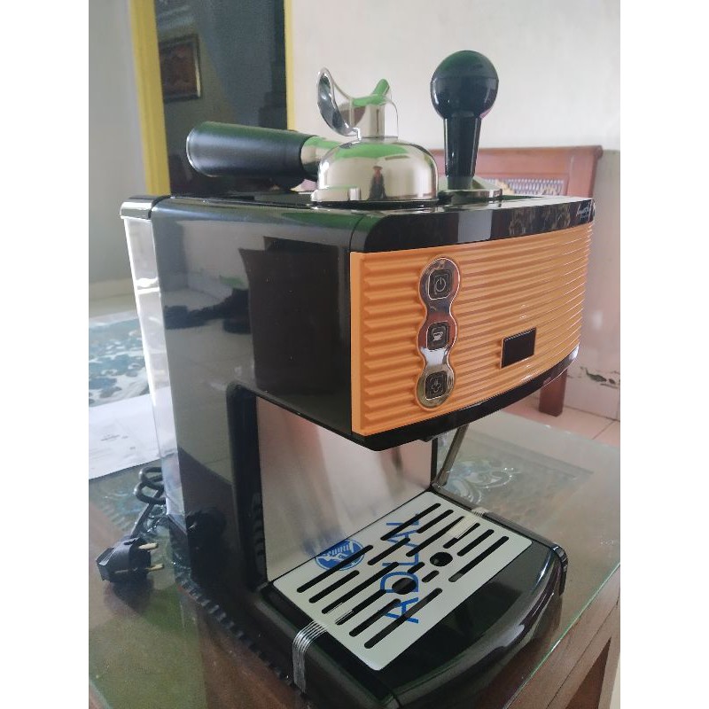 Ferratti Ferro FCM-3601 Mesin Espresso 1700 ml - Hitam dan Merah