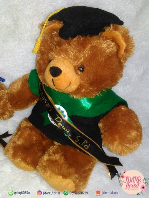 BONEKA WISUDA TEDDY BEAR EKSKLUSIF SELEMPANG NAMA WISUDAWAN