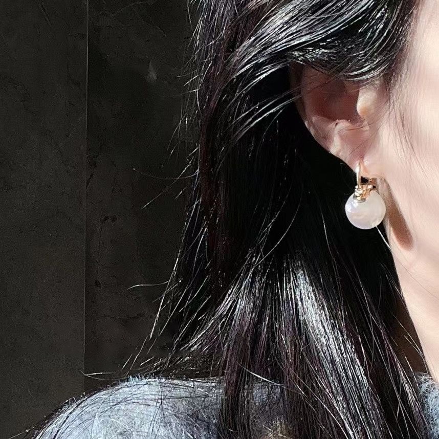 Anting Tusuk Gantung Desain Mermaid Hias Mutiara Putih Gaya Elegan Untuk Wanita