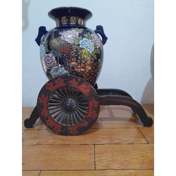 Pajangan guci mini barang antik.