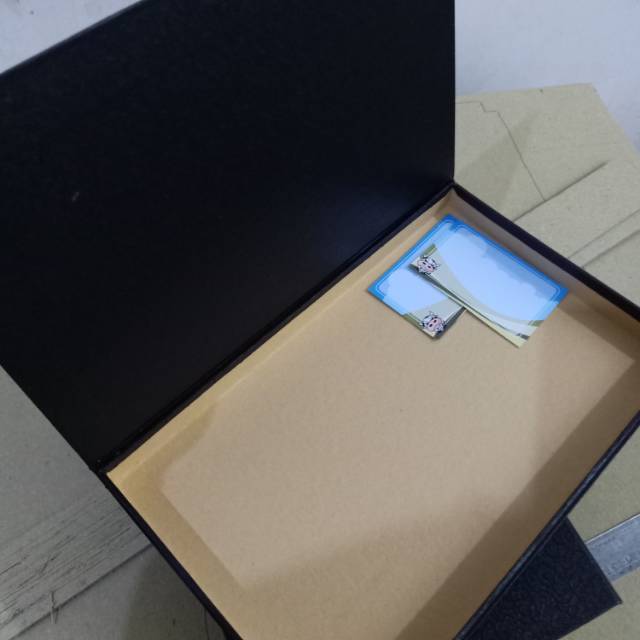 

Hardbox buku 23x15,7x2