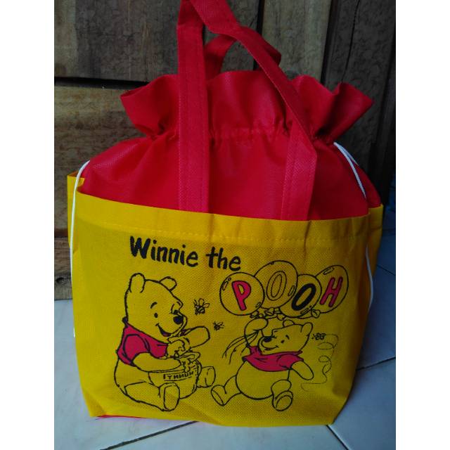 

TAS KARTUN ANAK MODEL SERUT KARAKTER KARTUN WINNIE THE POOH | GOODIE BAG UNTUK KOTAK MAKAN DAN SNACK