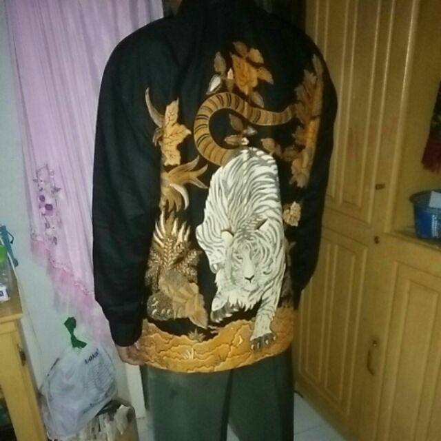 Batik Solo Pria Modern. Batik Solo Pria Lengan Panjang Murah. Batik Solo Model Terbaru.