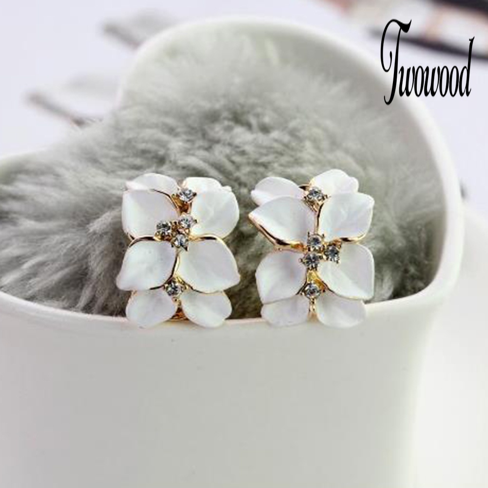 Anting Stud Desain Bunga Gardenia Aksen Berlian Imitasi Untuk Wanita