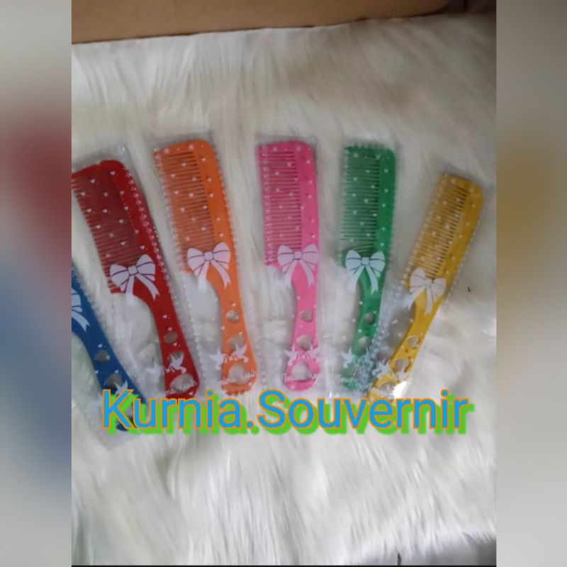 

Sablon Nama Souvernir Sisir Lubang Tiga Kemasan Mika