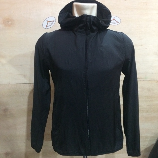 jaket windbreaker uniqlo