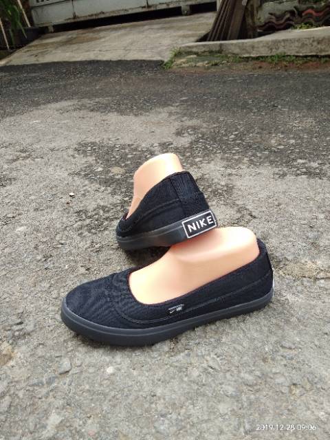 Sepatu Wanita Slip On Kekinian Hitam Polos 05