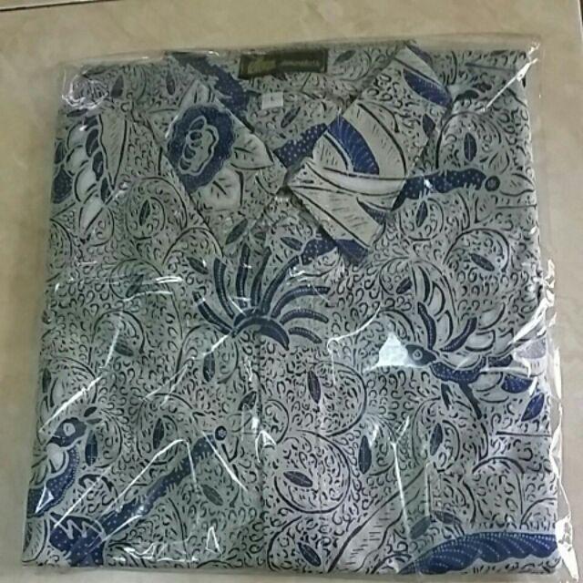 Kemeja Hem Batik Lengan Pendek Jahitan Halus Lawasan Biru Indigo Batik Solo Motif Merak Gupito