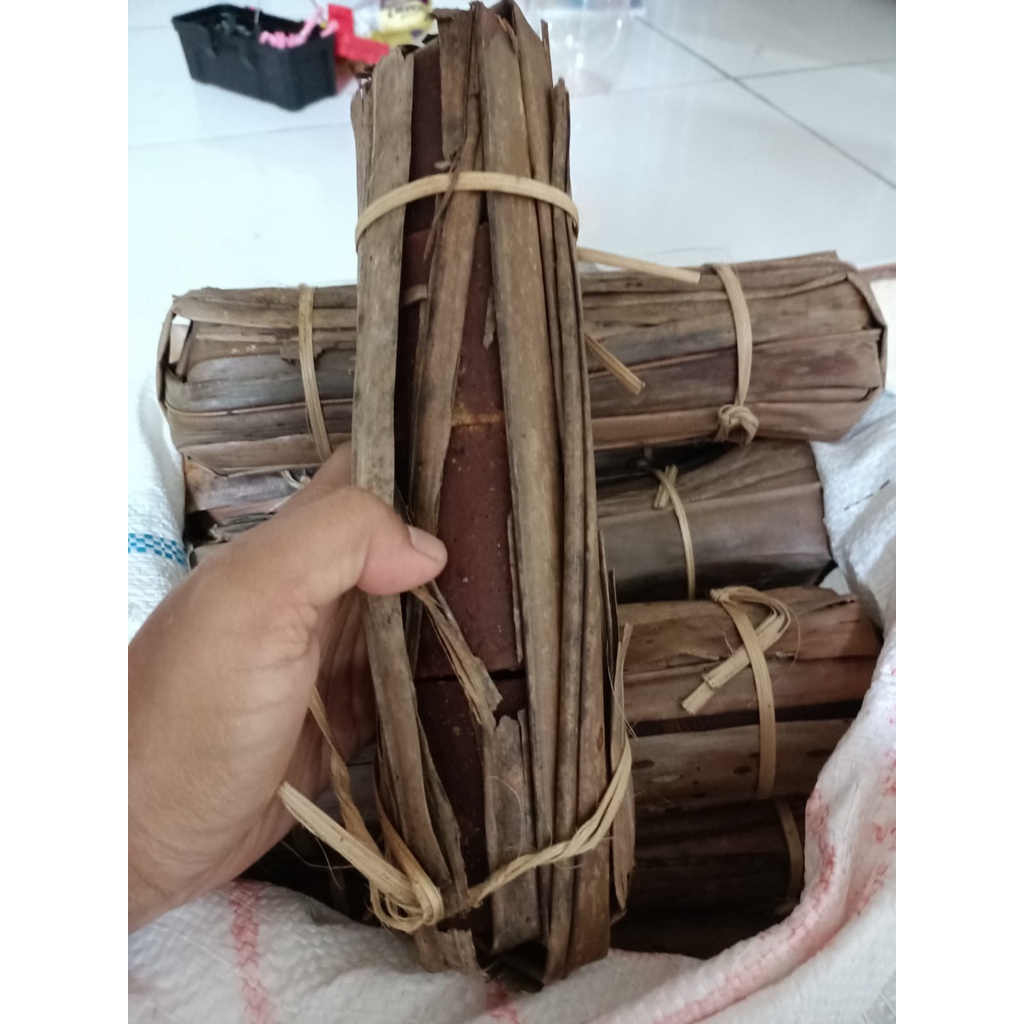

Gula Aren kawung terbuat dari sadapan air Nira 100% asli murni dan alami dapat menyembuhkan beberapa macam penyakit dari hasil bumi para petani daerah kabupaten sukabumi