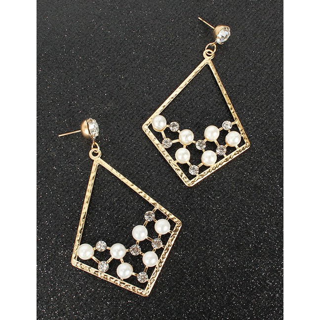 LRC Anting Tusuk Fashion Golden Imitation Pearl And Diamond Pearl Earrings K44370