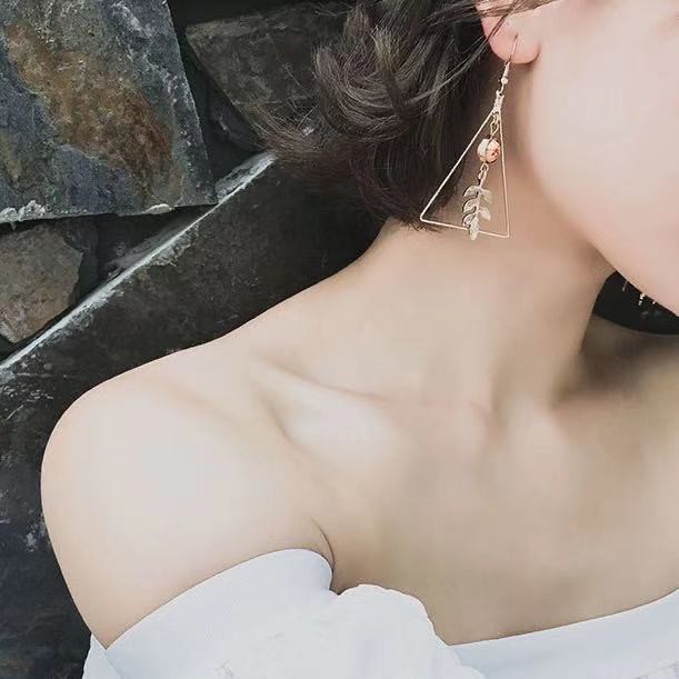 Anting Mutiara Bulat Segitiga Aksen Daun Untuk Wanita / Anting Tusuk Segitiga Daun Rumbai Panjang