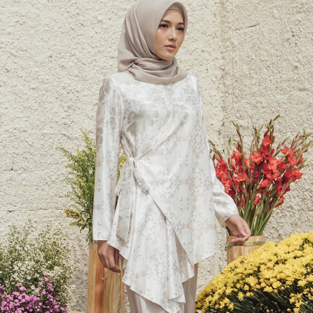 Poppy Blouse Wearing Klamby Gardenia XL