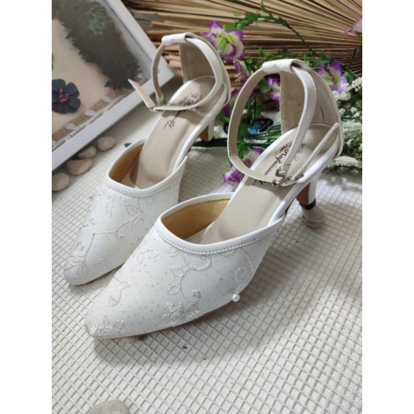 sepatu rafaizoutfit putih tali Monika 5cm.lancip