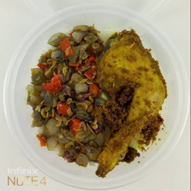 

Ricebowl Ayam goreng, tumis bawang rebon & lalapan