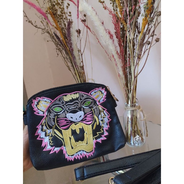 TAS WANITA SELEMPANG MOTIF MACAN SLING BAG BLACK TAS IMPOR CHINA AMERICA KOREA TAS WANITA KEKINIAN
