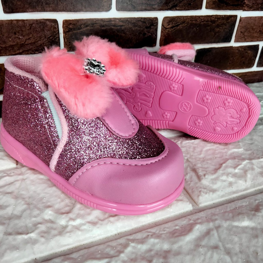 [TAMAN SEPATUKU] SEPATU TRENDY MURAH ANAK PEREMPUAN BERKILAU PITA BULU  SOL BUNYI CIT-CIT 1 2 3 TAHUN CAX41