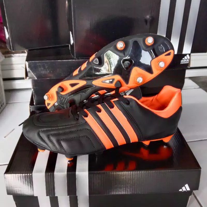 Sepatu Sepak Bola Adidas PULL BESI