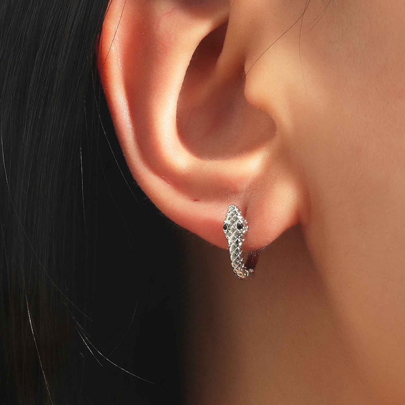 Anting Hoop Desain Ular Kecil Warna Silver Bahan Zirkon Hitam Gaya Punk Untuk Wanita